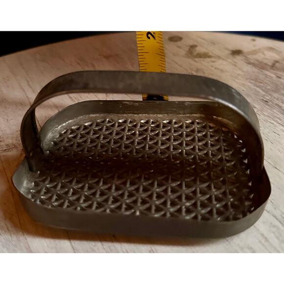 Antique Tin Hand-held Grater with unusual grater pattern, circa 1920 - Picture 3 of 9